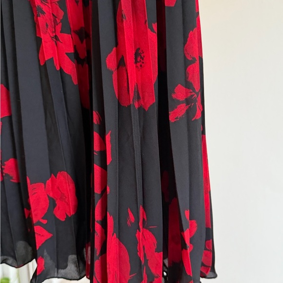 H&M Black and Red Floral Pleated Skirt - Picture 2 of 5
